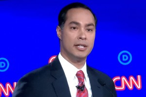 Joaquín Castro ex Secretario de Vivienda bajo la administración Obama, y también precandidato demócrata para la elecciones presidenciales del 2020. 