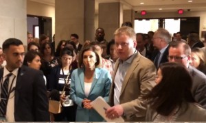 La líder de la mayoría demócrata en la Cámara de Representantes, Nancy Pelosi a punto de iniciar una conferencia de prensa.