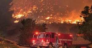 Los bomberos se dedican a ayudar a las víctimas de incendios forestales en el norte de California. Foto: www.drivesaversdatarecovery.com.