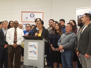 Camila Chávez, Directora Ejecutiva de la Fundación Dolores Huerta, inicia la conferencia de prensa reunión del Comite de Kern Para un Conteo Completo del Censo.