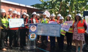 Dos cheques simbólicos del dinero que recibirán para la acelerar la limpieza. Foto: Cortesía del Condado de L.A.