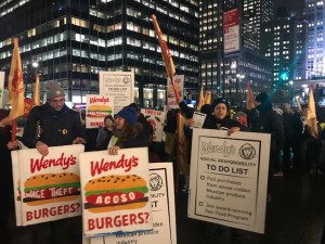 El contingente de trabajadores de la CIW y sus aliados, estudiantes, gente de fe, y trabajadores de otros gremios marcharon bajo la llovizna por las céntricas calles y avenidas de Manhattan, con cantos y consignas alusivas a la lucha de los trabajadores y la avaricia de la corporación propietaria de Wendy’s.