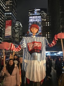 Con la figura de la joven pecosa de trenzas que simboliza a Wendy’s como estandarte de la marcha los manifestantes recorrieron Park Avenue en el centro de Manhattan.  