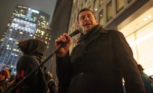 Gerardo Reyes, organizador de la CIW arenga contra Nelson Peltz frente a sus oficinas en Park AVenue (NY), el principal accionario de Wendy’s. Cuestiona sus motivos por negarse a firmar el acuerdo. 