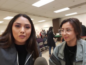 Grisel Arinaga (izq) y Rosa Reyes, estudiantes del Colegio de Bakersfield y promotoras del Censo 2020.