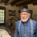 Roberto Mondragón, en su Adobe en Santa Fe, Nuevo México.