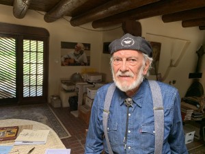 Roberto Mondragón, en su Adobe en Santa Fe, Nuevo México.