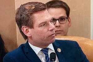 El representante demócrata de California, Eric Swalwell también participó en el juicio de destitución de Trump.