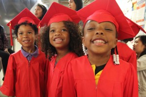 Niños graduados en el centro de cuidado infantil.