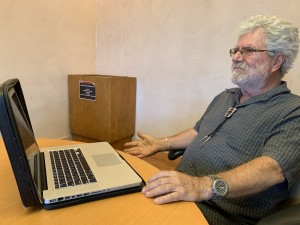 Profesor Enrique Lamadrid, en su mesa de trabajo.