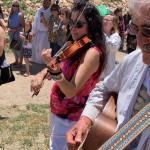 Ángela Pérez, tocando violín en una procesión. Foto: Samuel Orozco.