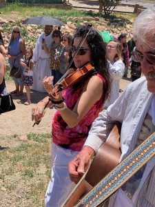 Ángela Pérez, tocando violín en una procesión. Foto: Samuel Orozco.