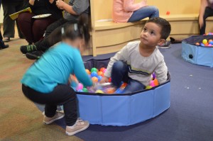 Los niños juegan en una pequeña piscina llena de pelotitas de colores como parte de una actividad matemática, en el Centro de Desarrollo Infantil Lighthouse for Children en Fresno, California.