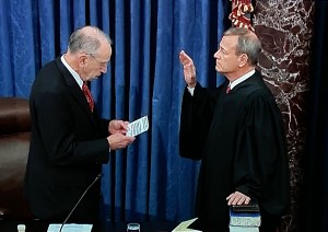 El congresista Chuck Grassley juramenta al presidente de la Suprema corte, John Roberts, en el juicio de destitución de Trump en el Congreso.