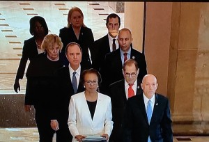 Legisladores demócratas en el recorrido ritual por los pasillos del Capitolio en Washington, DC, llevando al Senado las acusaciones contra el presidente Trump. 