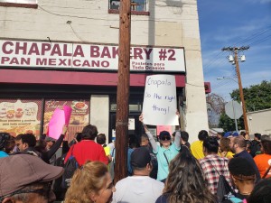 Jornaleros y activistas se solidarizan con los  ex empleados de Panadería Chapala, y la están demandando legalmente.