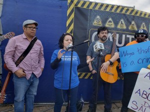 Nadia Marín Molina –al micrófono-, abogada laboral y dirigente de la Red Jornalera.