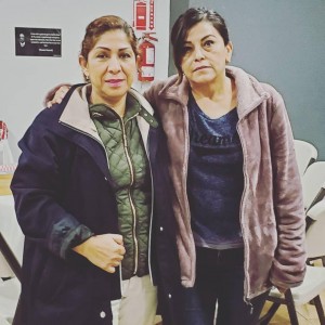 Yolanda Varona, Directora  de Madres Soñadoras, abraza a Rocío durante una reunión del grupo.