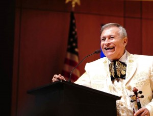 Lorenzo Trujillo es un galardonado folclorista, director musical de Música Hispánica Sacra, del Conservatorio de Música de la Catedral Basílica, en Denver, Colorado. 