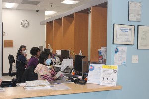 Máscaras faciales en CSC: en la clínica médica del Centro de Servicio Chinatown en el centro de Los Ángeles, que atiende a pacientes inmigrantes predominantemente chinos, el personal administrativo usó máscaras médicas después de que los funcionarios de salud locales confirmaron la presencia de dos casos de nuevos coronavirus en Los Ángeles y Orange condados. Foto: Anna Almendrala / California Healthline.