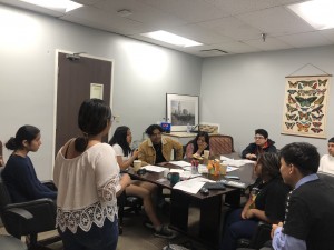 Miembros de la junta del comité juvenil dominical, en Chirla, reciben instrucción antes de salir a contar.