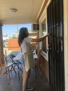 Samantha Gómez tocando puertas en el Este de Los Ángeles cerca al boulevard Whittier. 