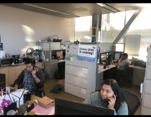 Margarita López Pelayo y Alex haciendo llamadas telefónicas en la campaña del conteo.