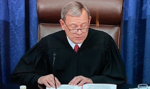 El máximo magistrado de la Suprema corte de Justicia de la nación, John Roberts absolviendo a Trump del impeachment.