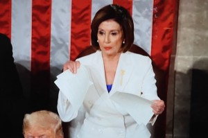 Tras el desdén de Trump, quien antes de comenzar su discurso sobre el estado de la nación, dejó con la mano extendida a la líder de la mayoría demócrata de la cámara baja, Nanci Pelosi, la experimentada política rompió el discurso impreso que mantuvo en las manos durante el evento.  