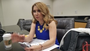 Yurina Melara, representante de Covered California, con entusiasmo describe la campaña para que los latinos sigan asegurados. 