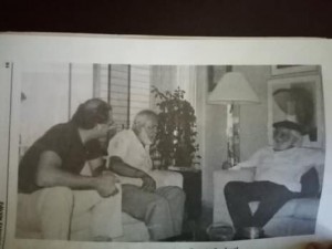 Ernesto Cardenal (de frente), escucha al poeta panameño José de Jesús Martínez, conocido como Chuchú, de barba blanca también. En la Casa de Rogelio Rosas en Panamá.