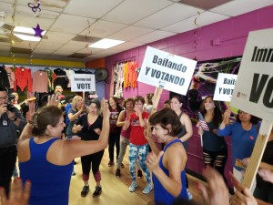 Bailando zumba en preparación para ir a votar el supermartes.