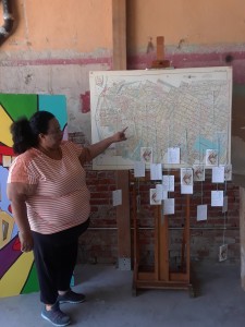 Juana Mena Ochoa, artista impartiendo un taller de Justicia Restaurativa en Boyle Heights. Su tejido en forma de ‘quilting’ ha servido como terapia para la comunidad.