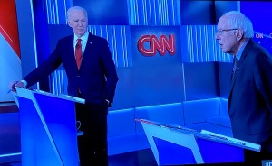 Joe Biden y el senador por Vermont, Bernie Sanders en pleno debate.