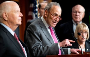 El senador Charles Schumer critica a su contraparte republicana