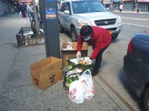 Voluntaria del grupo de mexicanos que por iniciativa de Francisco Ramírez y Sandra Pérez se dedican a repartir despensas de comida a los inmigrantes que están pasando hambre en la ciudad de Nueva York, a causa de la pandemia de Covid-19.