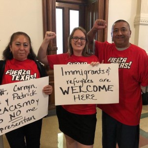 Emily Timm (al centro dela foto), Co Directora Ejecutiva del Proyecto de Defensa Laboral en Texas.