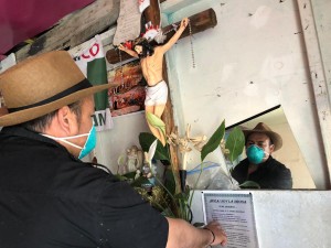 Hugo Castro, fundador de SOS Migrantes. Dentro del albergue en Playas de Tijuana que brinda apoyo a deportados, con comida, máscaras y actividades.