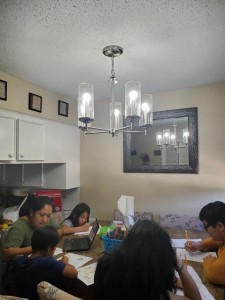 Los 4 hijos de los Rodríguez haciendo la tarea durante la crisis de coronavirus.