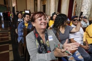 Reunión del Ayuntamiento de L.A. Ganamos protección para 68 mil familias. Abogada Elena Popp, de la Red de Defensa contra Desalojos.