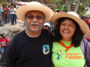 Padre Melo, con su amiga Bertha Cáceres, activista ambiental asesinada tiempo después de tomada esta foto.