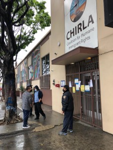 Migrantes se acercaron a las oficinas de Chirla en Los Ángeles este lunes, tras no poderse comunicar pero los refirieron a llamar a las líneas de teléfono designadas. 