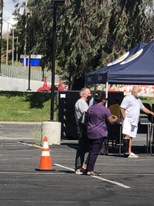 Casi llegando a la casilla para depositar su voto.