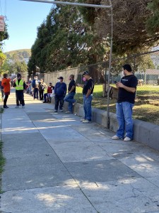 Esperando turno para hacerse la prueba de coronavirus.