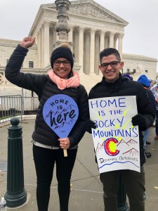 Marissa Molina junto a su mejor amigo Marco Dorado, cuando asistieron a abogar por DACA en noviembre frente la Suprema Corte de Estados Unidos.