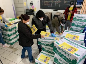 Voluntarios del New Immigrant Community Empowerment (NICE) organizan los alimentos que serán distribuidos a las familias inmigrantes que perdieron el empleo y se hellan en confinamiento. Foto: NICE.