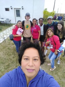 Yadira junto a promotores voluntarios de LUPE, antes de salir por las calles de Las Colonias a instruir sobre el censo. Foto: Cortesía de Yadira.