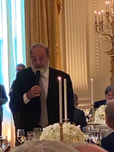 Carlos Slim, uno de los empresarios mexicanos más ricos del mundo, fue uno de los invitados a la cena privada con Trump.