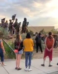 Removiendo la estatua del cruel conquistador español Juan Oñate. Foto: Captura de pantalla.