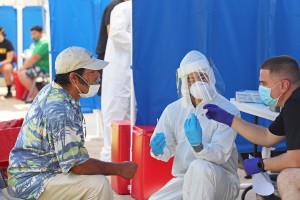 Son los propios trabajadores quienes supervisan los trabajos de las pruebas de coronavirus entre sus compañeros campesinos.